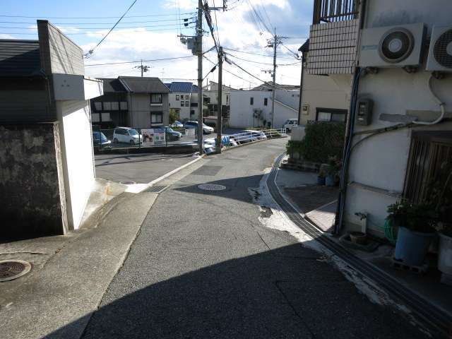 長尾山系の麓に広がる南斜面地に位置し、駅からの道のりは坂道が続きます。