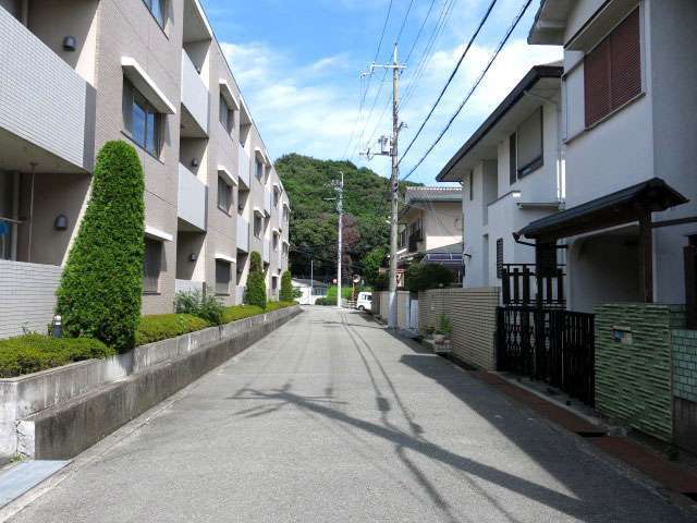 一戸建てや低層のマンションが混在しています。