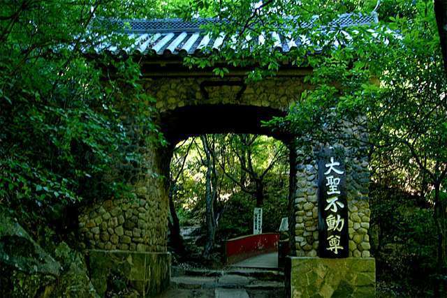 最明寺川沿いに続く、散歩道です。阪急「山本」駅からスタート地点まで約10分、そこから約1時間で『満願寺町』まで至るコースです。