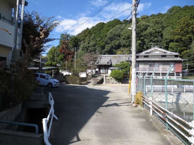 緑豊かな長尾山系の麓に広がる南斜面地の町。趣のある古風な家が見受けられます。