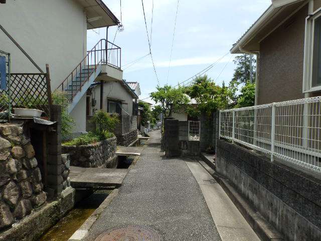 道幅が狭く入り組んでいますが、閑静な住環境が魅力です。