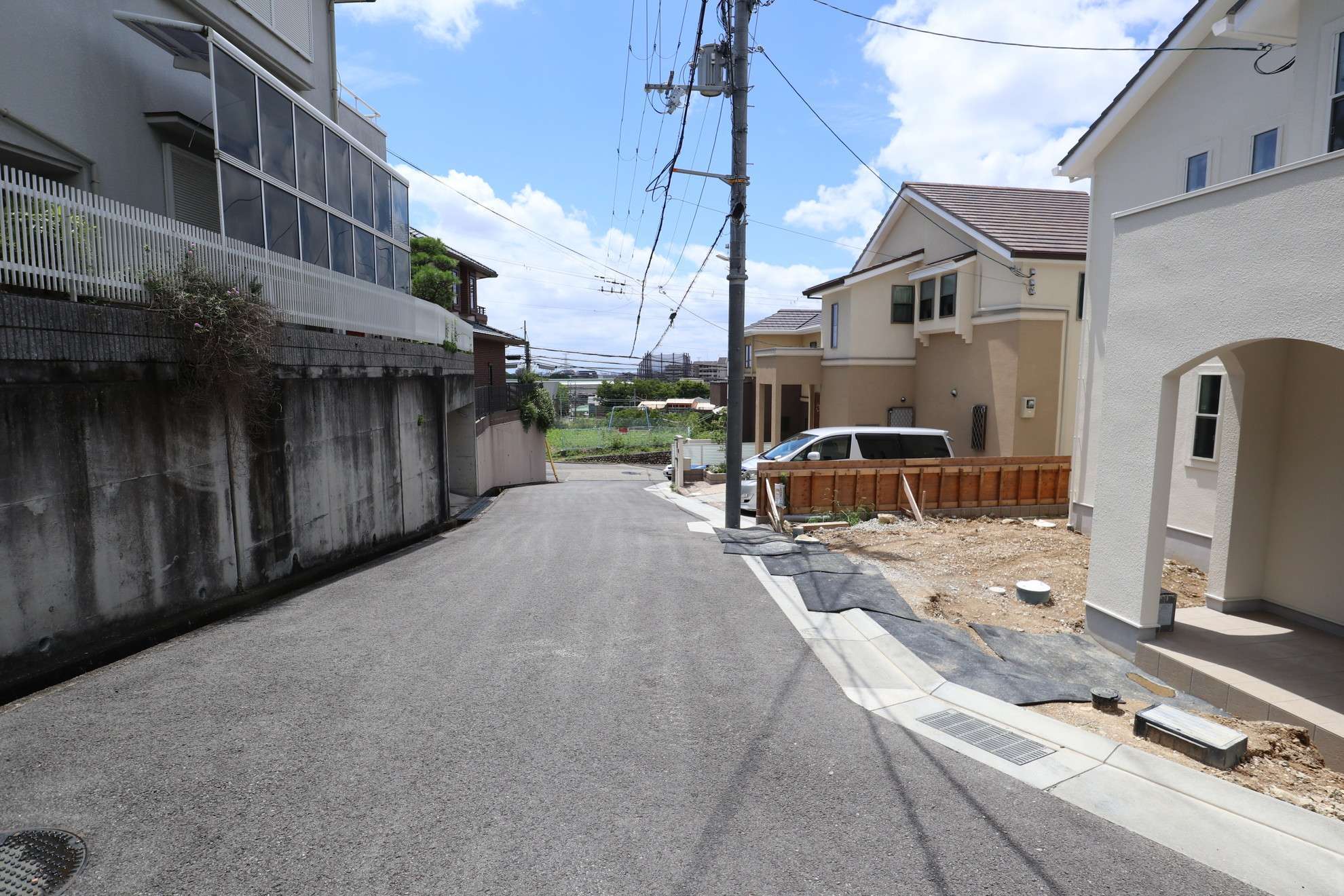 駅からの道のりはややアップダウンがあります。