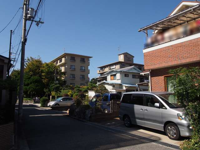 町のほとんどが第1種中高層住居専用地域に指定されており、一戸建てやマンションなどが混在しています。