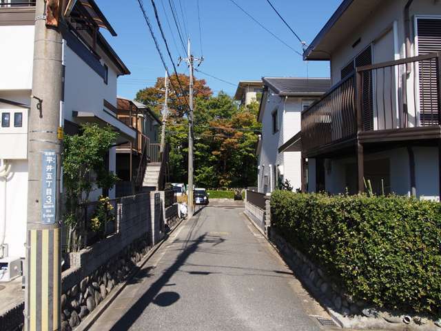 道幅は狭く、やや入り組んでいますが、車の通りが少ない閑静な住環境が魅力です。
