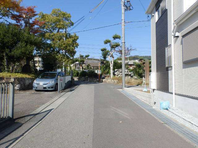 ところどころに緑が残る、のどかな雰囲気の街並みです。