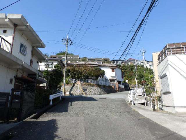 高台のため、坂道が多いです。