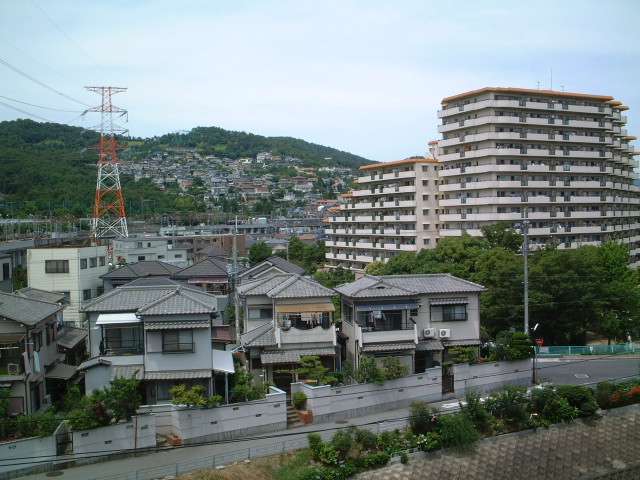 地勢は平坦で、一戸建てとマンションが混在しています。