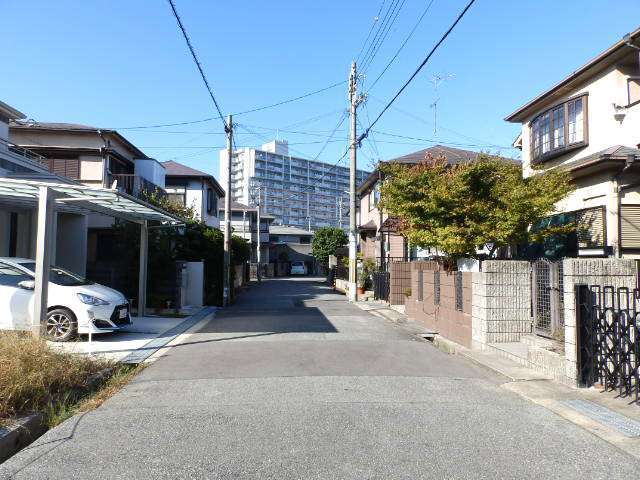 生け垣や植栽スペースを設けた家が多く、緑豊かな住環境が魅力。