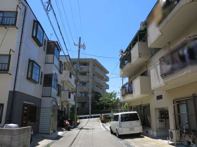 一戸建てやハイツの他に、店舗や事務所などが混在しています。