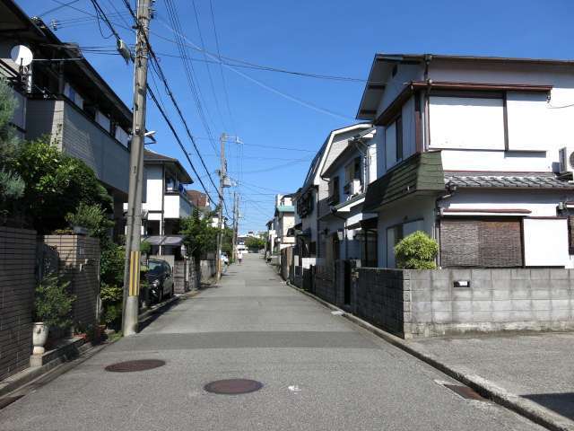 地勢はほぼ平坦で、バス通りから一本中に入ると、道幅の狭い場所もあります。