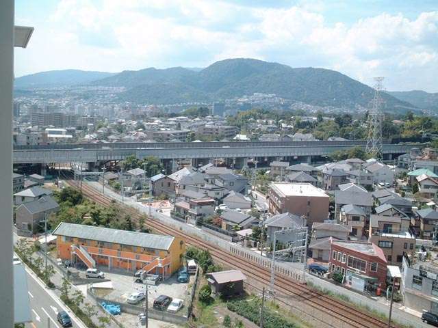 一戸建てが中心に並ぶ住宅地で、中国自動車道が近くを走っています。