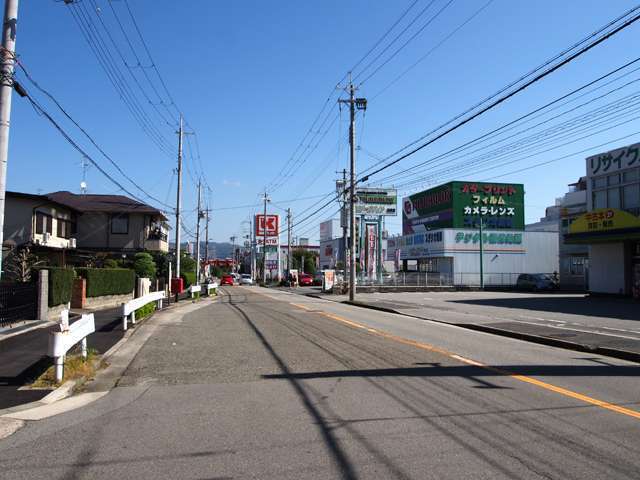 町の南部には、各種店舗が立ち並んでおり、買物に便利です。