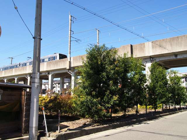 町の北部をJR福知山線が走っており、線路沿いは電車の音が聞こえます。