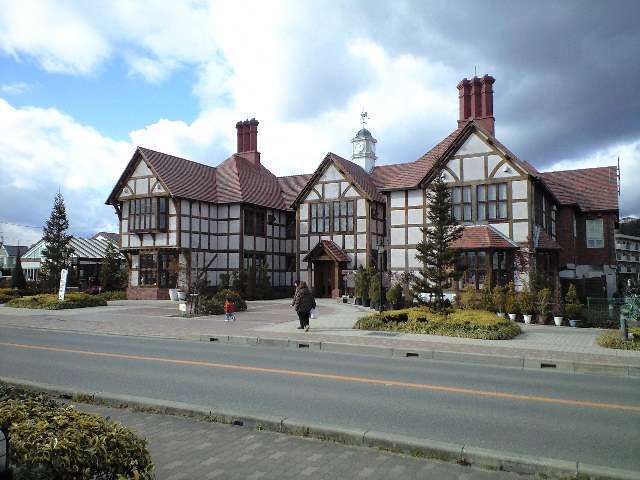 英国風の洋館が目印の『あいあいパーク』。中にはグリーンショップ、英国風庭園、日本庭園、芝生広場、市のサービスセンターなどがあります。