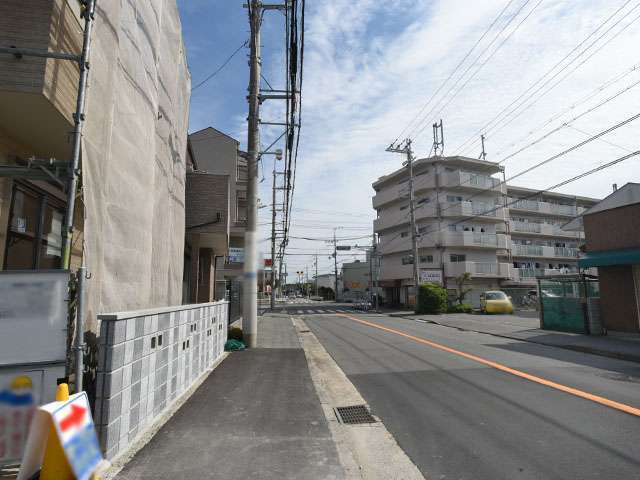 『山本南2丁目』はJR福知山線の南側に位置し、一戸建てやマンションの他に、幼稚園や小学校、消防署、図書館、事務所などが混在する町。