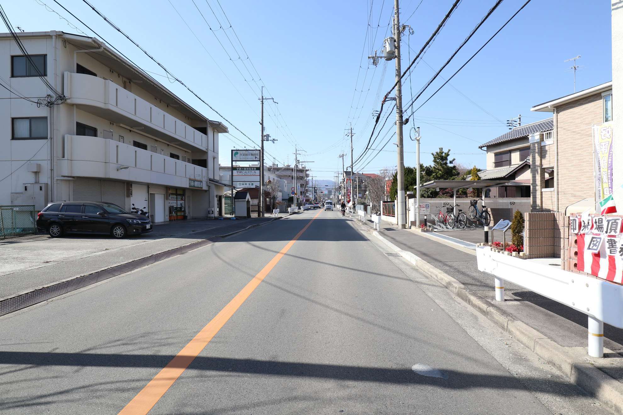 町中をバス通りが走っており、車の出入りがらくです。