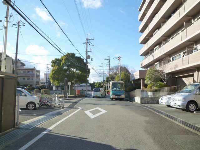 一戸建てやマンションなどが混在するのどかな雰囲気の街並み。