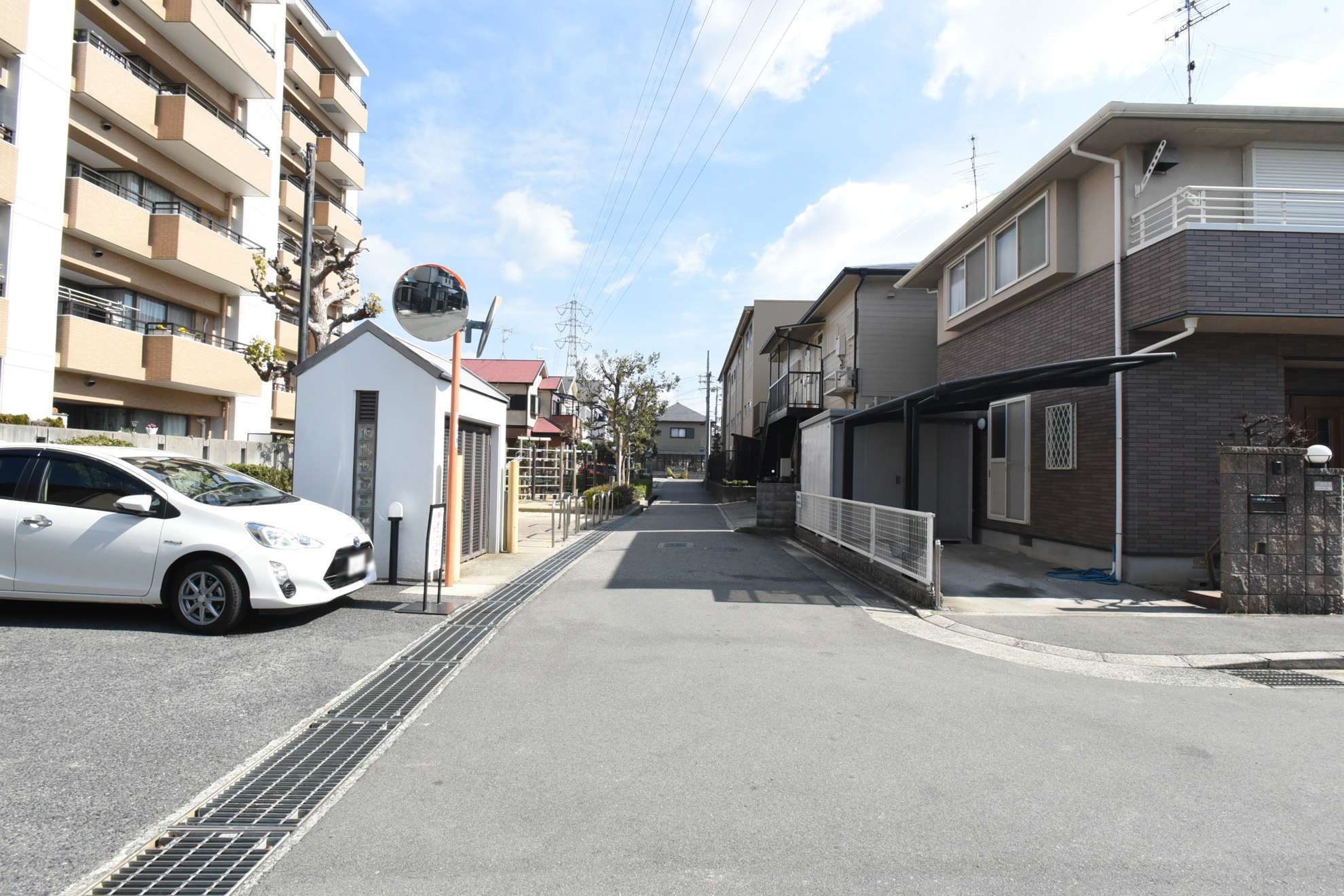 道幅は狭く、入り組んでいます。