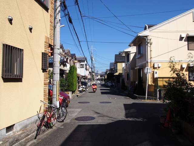 町の全てが中高層住居専用地域に指定されていますが、一戸建てが中心に立ち並んでいます。