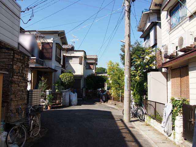 道幅が狭く入り組んでいる場所が多くありますが、静かで落ち着いた雰囲気の住環境です。