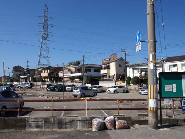 町中には駐車場や田畑が点在しています。