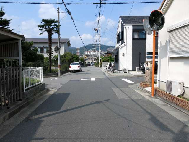 川西市との境界近くに位置し、周辺は田畑も多く残るのどかな雰囲気の住宅地。