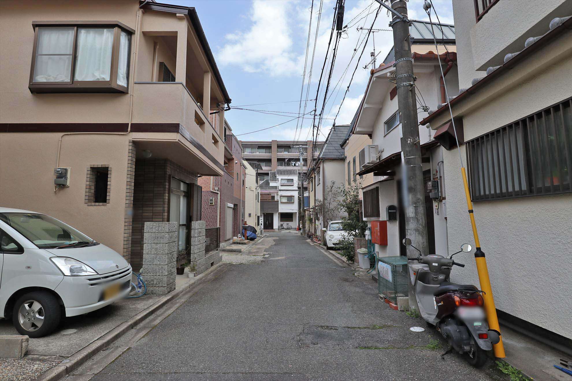 道幅の狭い場所が多くありますが、一戸建てが中心に建ち並び、落ち着いた雰囲気です。