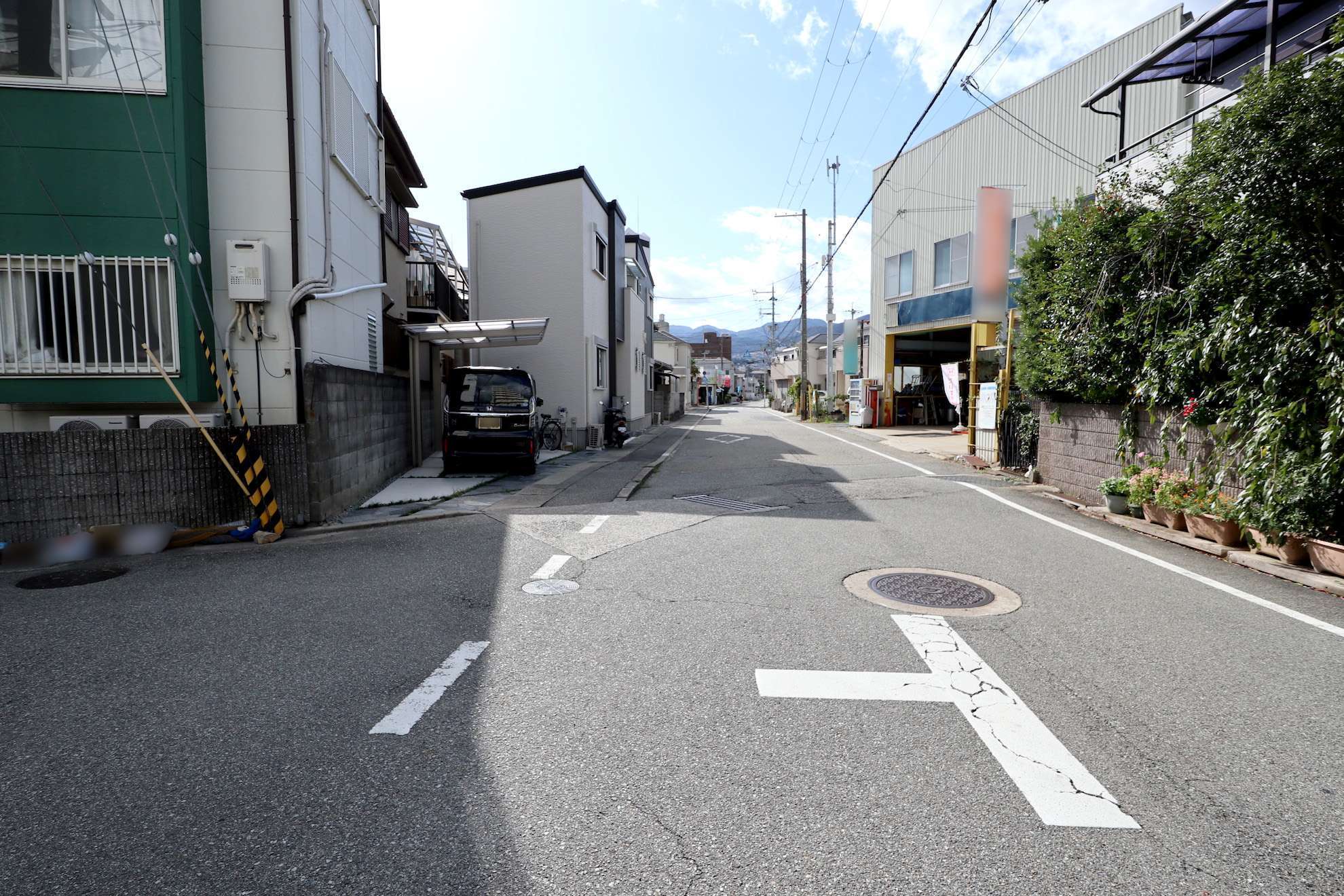 一戸建てやマンション、店舗、事務所などが混在しています。