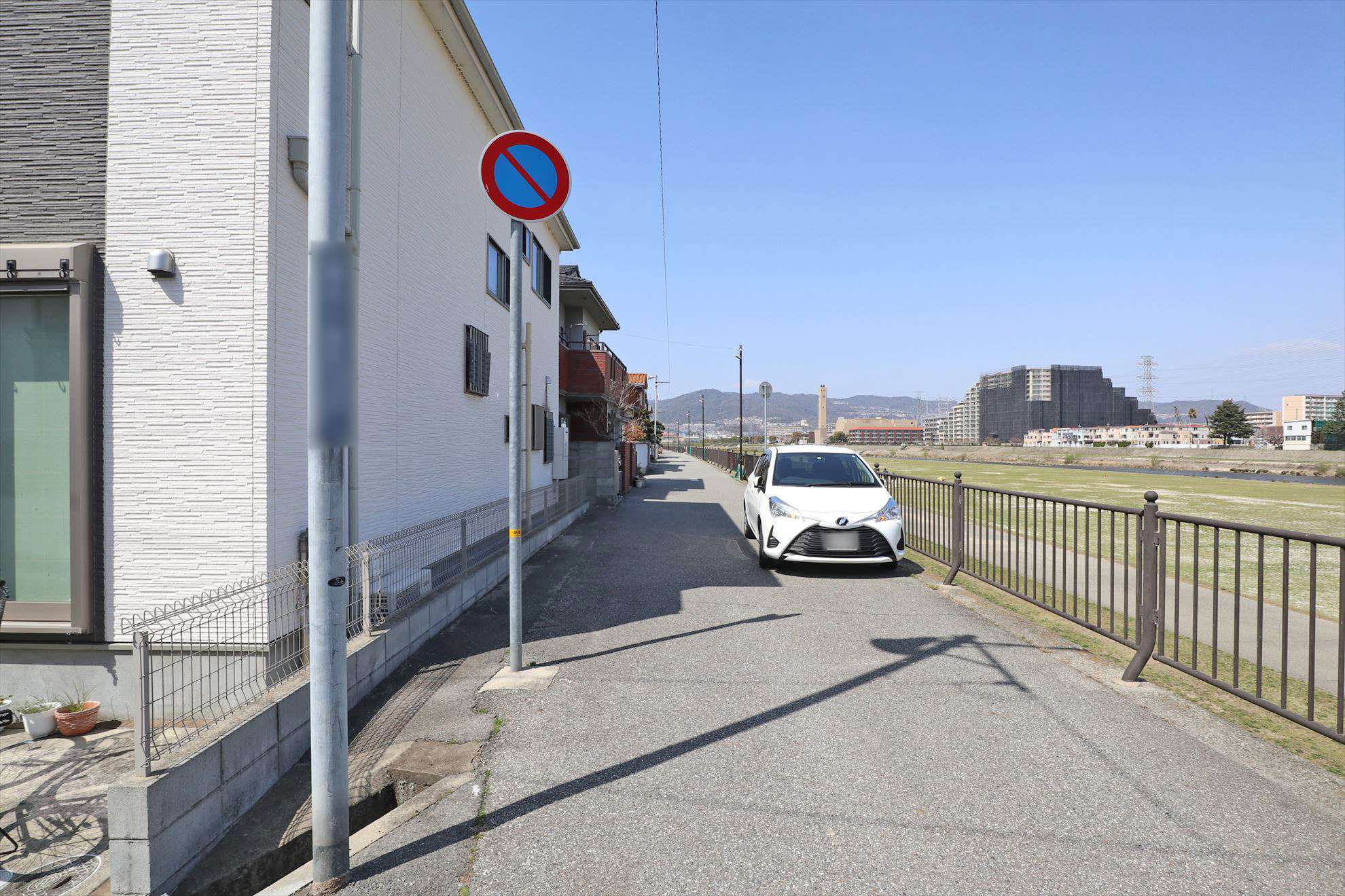 武庫川沿いに広がる住宅地。