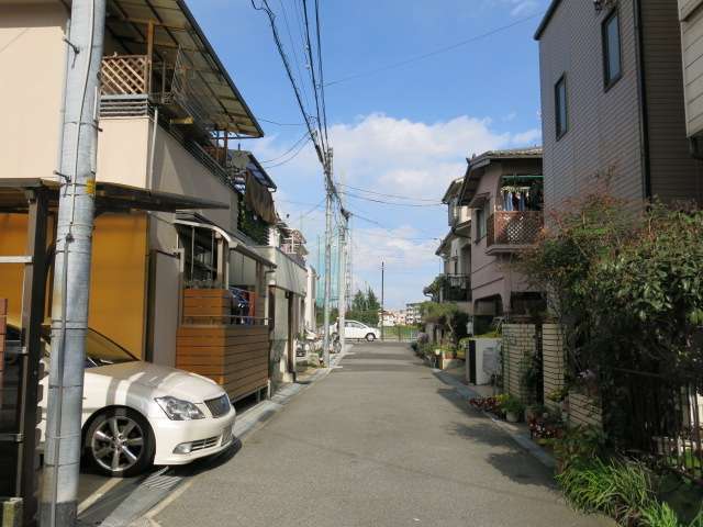地勢は平坦。道幅は狭いですが概ね区画の整った街並み。