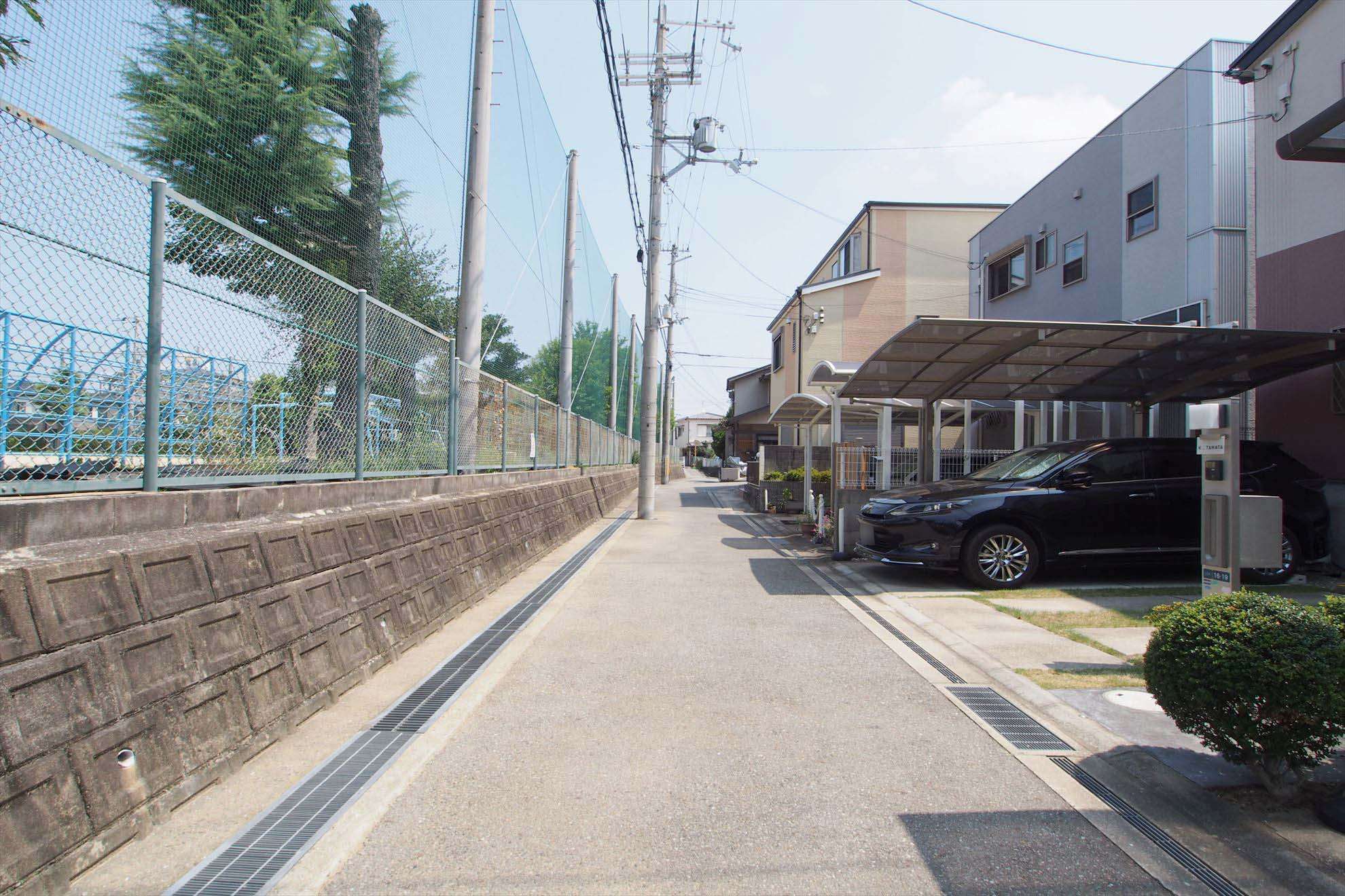 平坦な地勢で、自転車での移動もスムーズ。写真左手は『末成小学校』です。