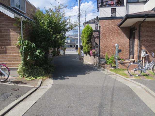 道幅は狭くやや入り組んでいます。