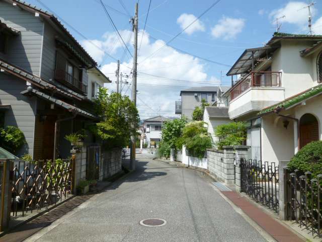 生垣のある家が多く、緑豊かな場所もあります。