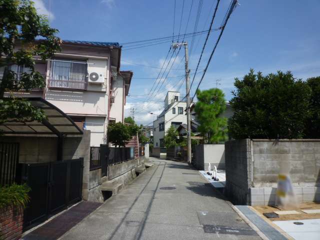 一戸建てやマンション、アパートなどが混在しています。