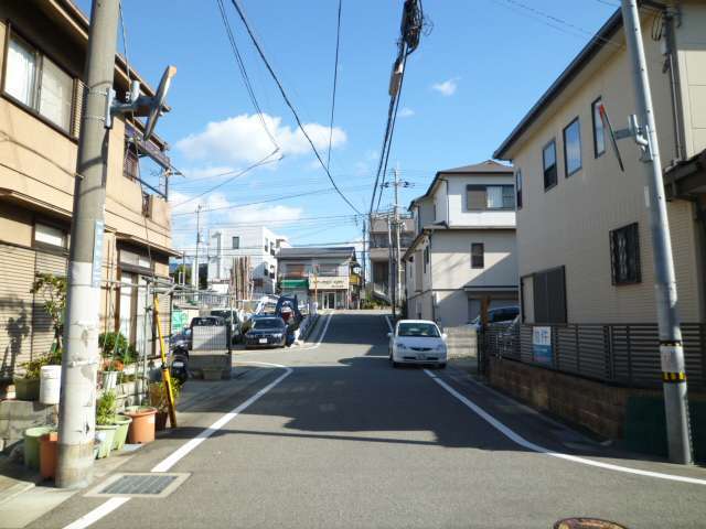 一戸建やアパートなどが混在する住宅地。近くに工場や物流センターなどもあります。