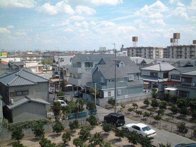 『安倉中4丁目』は一戸建てや小規模のアパートが混在する住宅地。