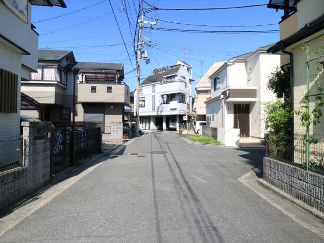 第1種中高層住居専用地域と第1種住居地域に指定され、一戸建てが中心に立ち並んでいます。