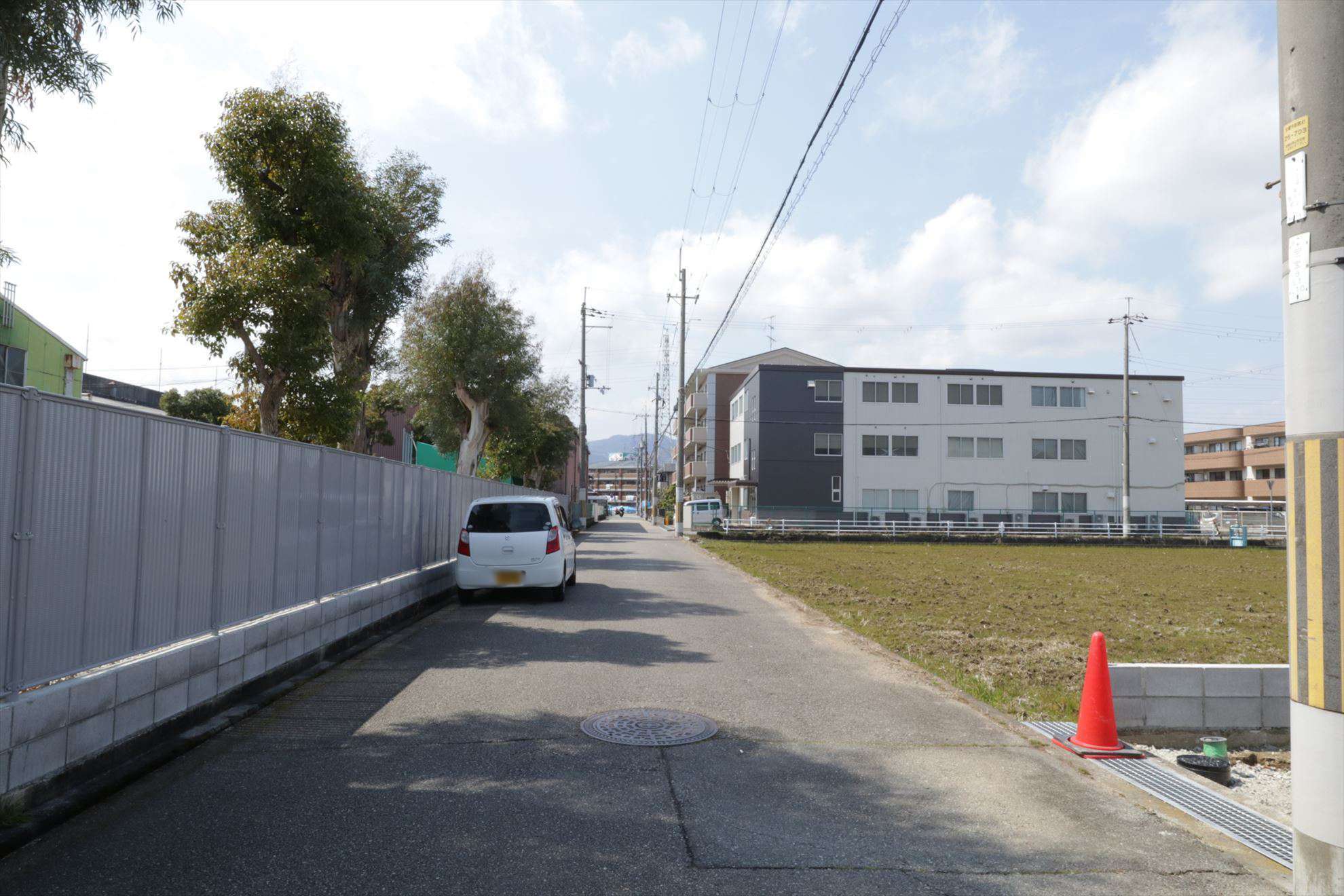 周辺の道路は広く、すっきりとした街並み。