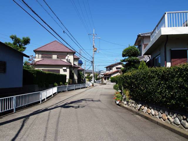 やや入り組んでおり、一戸建てが多く立ち並んでいます。地勢は平坦で、自転車での移動もらくです。