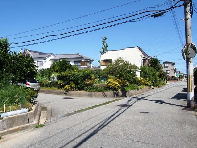 町の南部。田畑が点在しており、のどかな雰囲気のある街並みです。