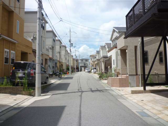 新しく建てられた一戸建てが整然と立ち並んでいます。
