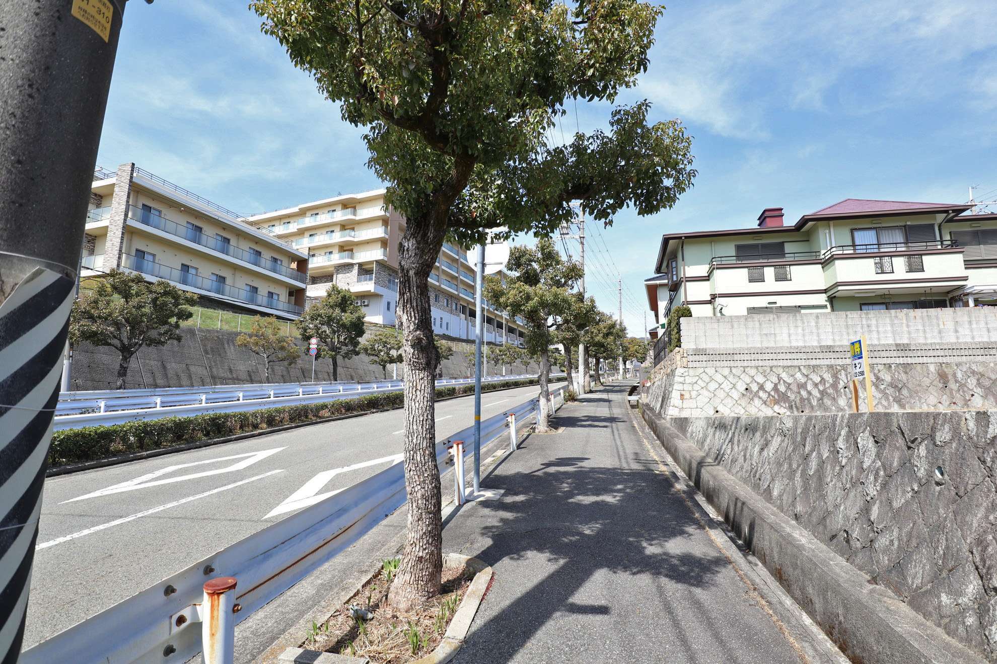 『中山五月台1丁目』は、長尾連山の中腹、南斜面の高台に広がるニュータウン。