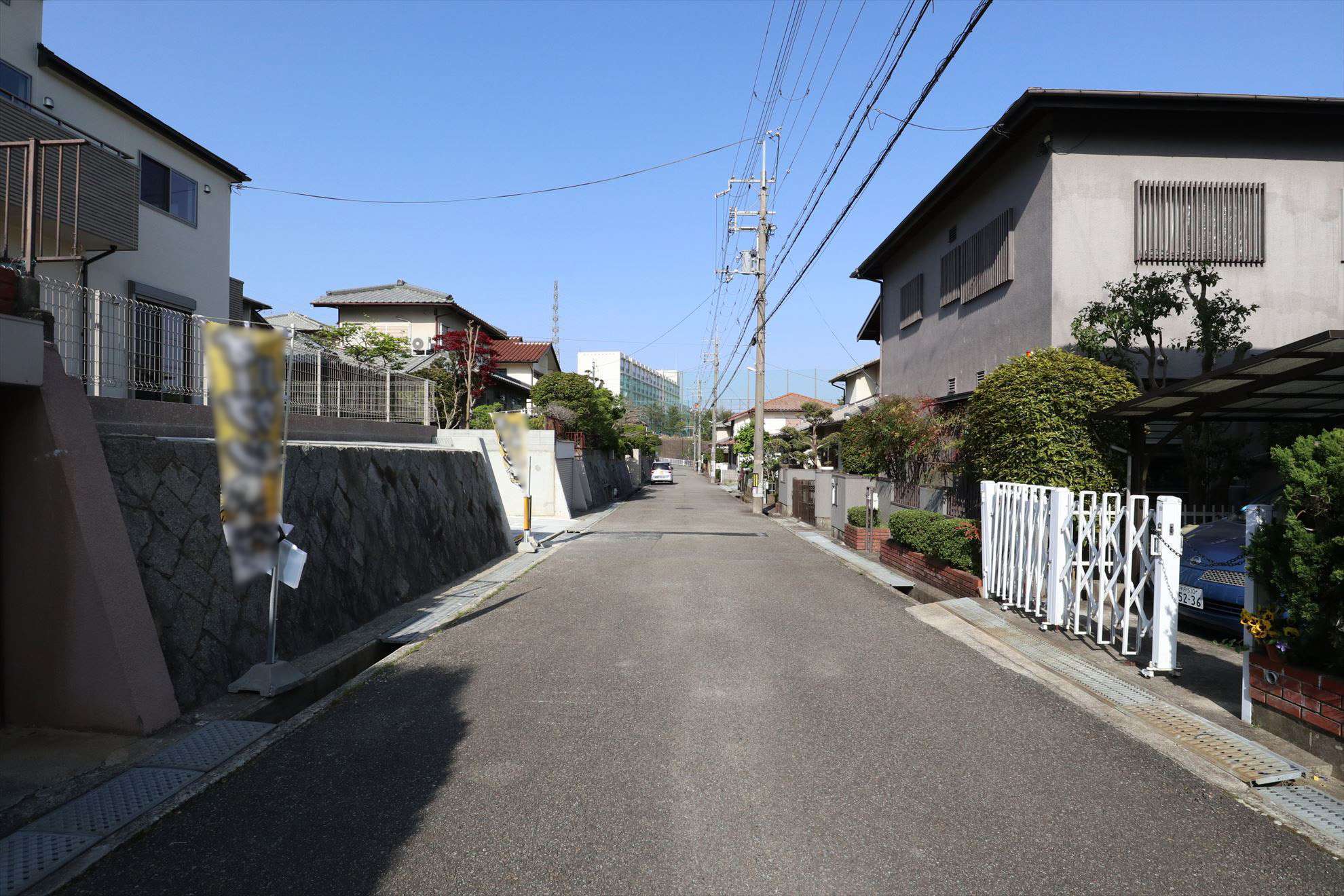 生垣や植栽のある家が多く、緑豊かな住環境です。