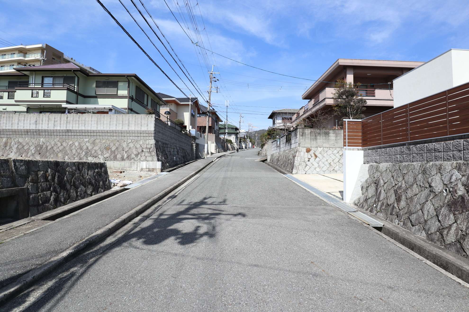 70坪クラスの一戸建てが中心に立ち並び、100坪を越える邸宅も少なくありません。