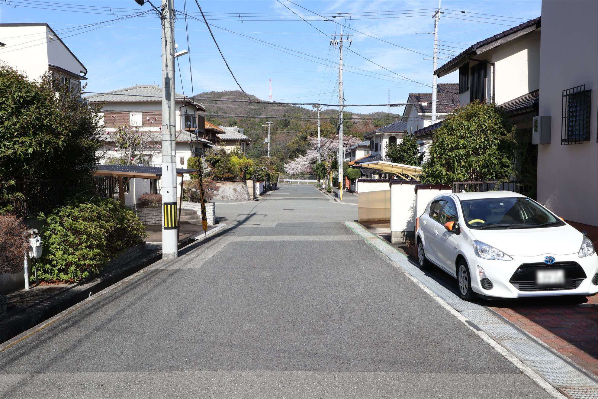 町中には坂が多いですが、閑静な住環境が魅力です。