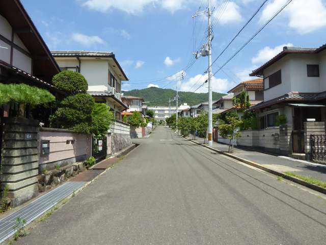 長尾連山の中腹に位置するニュータウン。敷地の広い一戸建てが整然と立ち並んでいます。