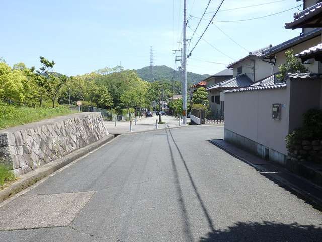 道路の道幅は広く、ゆったりとしています。