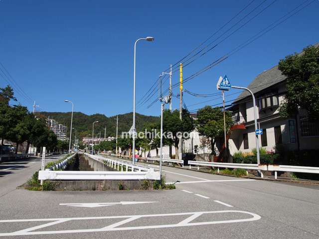 町の西部。道路の中央を天神川が流れています。車の交通量はやや多いです。