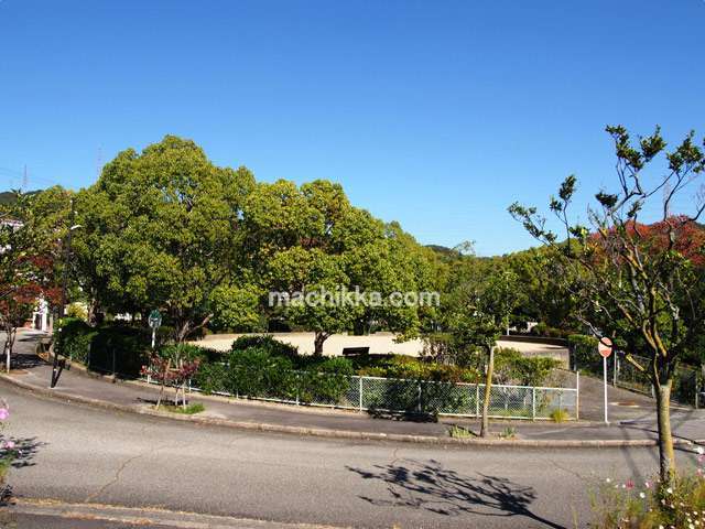 町の南部にある『五月台第二公園』。緑豊かで子育て世代に嬉しいスペースです。