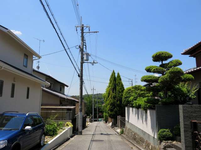 高台のため、勾配の急な坂道が多く、自転車での移動は不向きです。